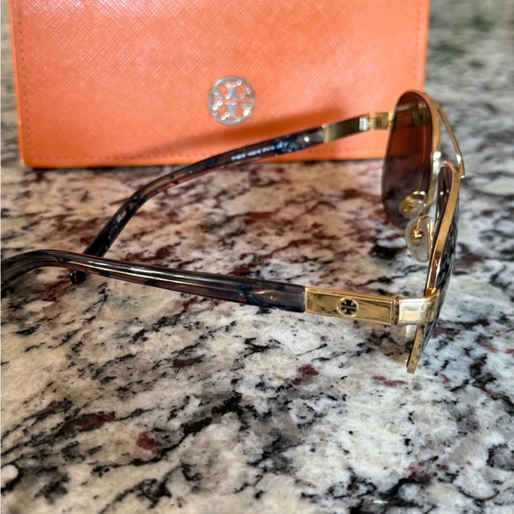 Tory Burch Gold Aviator Sunglasses with case - Picture 2 of 3
